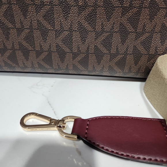 Michael Kors Maple Large NS Signature Tote. NWT - Picture 9 of 12